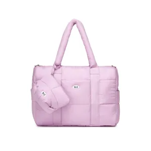 Grote lavendelkleurige gewatteerde nylon schoudertas voor dames met bijpassende mini-pouch