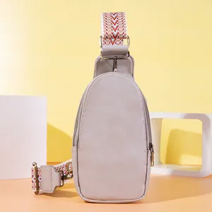 Bolso cruzado gris de estilo bohemio con una correa tejida de motivos coloridos