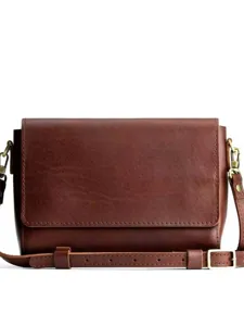Bolso bandolera vintage de cuero marrón con correa ajustable y cierre de solapa