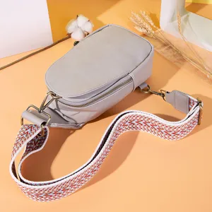 Bolso de pecho retro bohemio con correa ancha con motivos coloridos detallados
