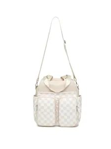 Vista frontal de bolso de viaje impermeable a cuadros beige y blanco multibolsillos