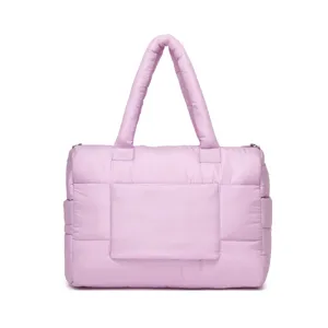 Voordetail van lila gewatteerde puffy nylon handtas met vak en zachte handvatten