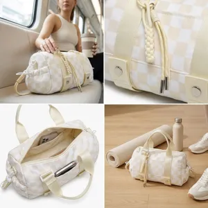 Collage dettagliato che mostra le tasche interne e la trama a scacchi della borsa.