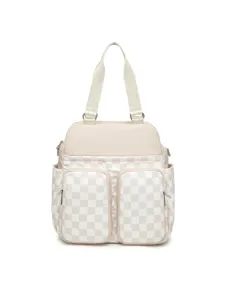 Vista frontal de un bolso de viaje impermeable a cuadros crema y blanco con varios bolsillos