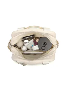 Vista interior detallada de una bolsa de viaje impermeable con varios compartimentos.