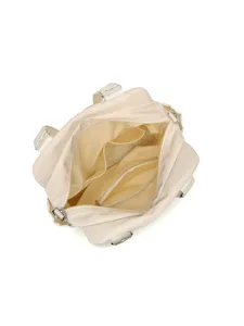 Vista superior del interior de bolsa de viaje beige con múltiples compartimentos