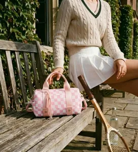 Borsa da viaggio a scacchi rosa e bianca, grande capacità, in un ambiente tennis all'aperto