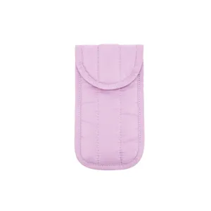 Close-up van een paarse gewatteerde nylon tas met verticale stiksels en flap