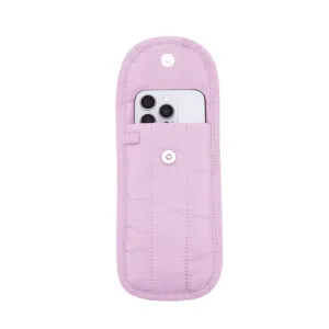 Detail van lila gewatteerde nylon telefoontas met magneetsluiting voor smartphone