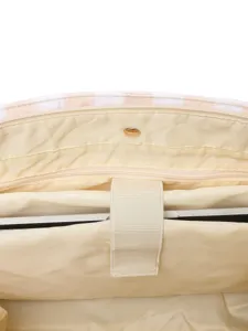 Detalle interior del bolso de viaje para portátil con compartimento acolchado y correa