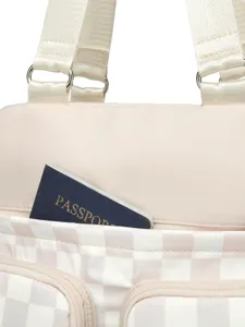 Detalle del bolso de viaje impermeable con múltiples bolsillos y patrón de damero