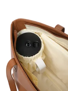 Vista interior detallada del bolso tote marrón con compartimento para portavasos