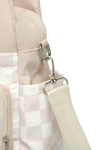 Detalle del gancho metálico y el diseño de cuadros en este bolso de viaje impermeable.