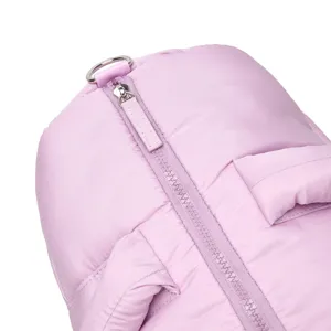 Detailopname van de rits en de zachte paarse gewatteerde nylon stof van de tas