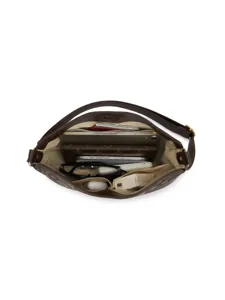 Vista interior de un bolso bandolera vintage grabado con amplios compartimentos y bolsillos.