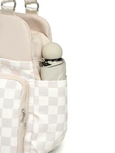 Detalle del bolsillo lateral de la bolsa de viaje impermeable a cuadros con paraguas