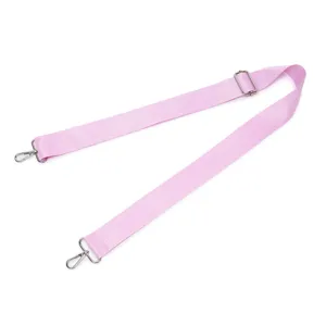Close-up van roze verstelbare nylon schouderband met zilveren karabijnsluitingen