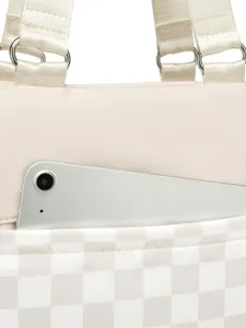 Primer plano de bolsillo de bolsa de viaje impermeable con tableta para capacidad.