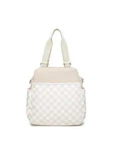Vista detallada de un bolso de viaje impermeable a cuadros crema y beige con multiactas