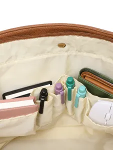 Vista detallada de compartimentos internos de un bolso grande para portátil mujer