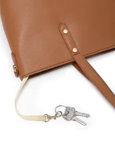 Detalle del cordón interno para llaves en un bolso de mano de cuero marrón grande