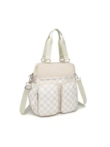 Vista detallada de una bolsa de viaje impermeable a cuadros blancos con varios bolsillos.