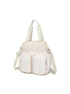 Vista frontal de un bolso de viaje impermeable a cuadros beige con múltiples bolsillos