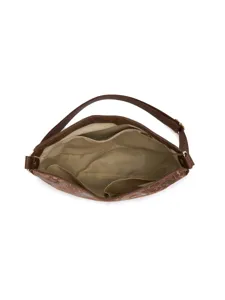 Vista detallada del interior de la bolsa bandolera marrón con relieve y múltiples bolsillos