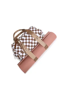 Borsa da viaggio a scacchi marroni con tappetino yoga rosa su sfondo bianco