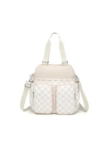Vista frontal detallada de un bolso de viaje impermeable a cuadros beige con múltiples bolsillos