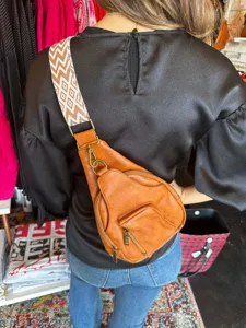 Bolso bandolera vintage de cuero PU marrón con correa ancha bordada estilo bohemio
