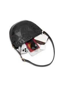 Vista detallada del bolso de media luna negro con relieve y su capacidad de almacenamiento