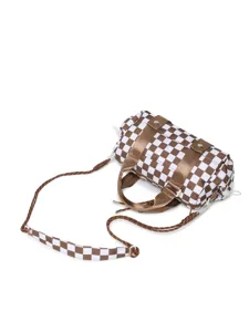 Borsa da viaggio cilindrica a scacchi marroni con tracolla regolabile imbottita.