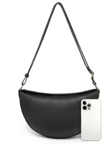 Detalle del bolso bandolera retro negro grabado mostrando el tamaño junto a un smartphone