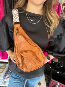 Bolso de pecho vintage de cuero PU marrón con una elegante correa ancha bordada.