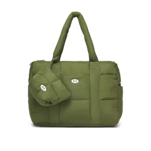 Detail van olijfgroene gewatteerde puffer draagtas met bijpassend accessoires tasje