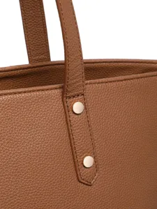 Primer plano de bolso tote de cuero granulado marrón con remaches dorados y costuras