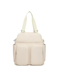 Vista de detalle de un bolso de viaje impermeable crema con múltiples bolsillos