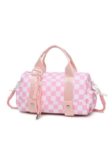 Vista dettagliata di una borsa da viaggio a scacchi rosa e bianca con robusti manici