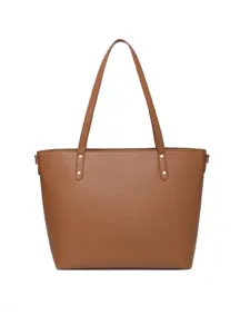 Vista frontal de un bolso tote grande de cuero sintético marrón con elegantes remaches decorativos.