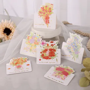 Vue détaillée de diverses cartes de vœux florales avec citations en feuille d'or
