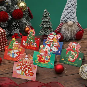 Retro-Weihnachtskarten-Set mit Illustrationen auf rustikalem Holzhintergrund.