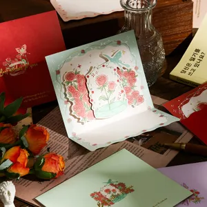 Detail einer 3D-Popup-Rosen-Grußkarte mit Goldfolie und Vintage-Umschlag.