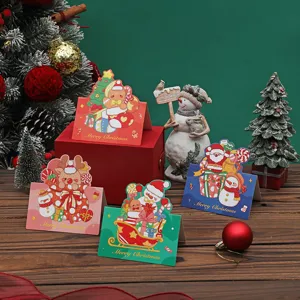 Set festlicher Weihnachtskarten mit Weihnachtsmann- und Rentier-Motiven in einer Szene