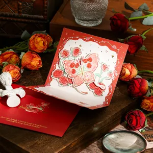 Detail einer 3D-Pop-up-Grußkarte mit Rose und Schmetterling sowie rotem Goldumschlag