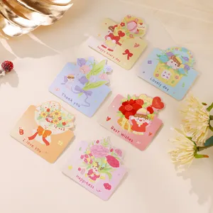 Detalle de tarjetas de felicitación florales para regalos y mensajes de cariño
