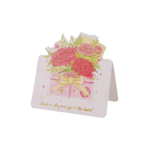 Carte de vœux bouquet de fleurs avec lettrage doré pour la fête des mères et cadeaux