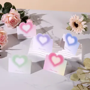 Verträumte herzförmige Grußkarten mit 'Best wishes' in verschiedenen Pastellfarben.