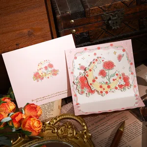 Detailansicht der 3D-Pop-up-Grußkarte mit Rose und Mond in Goldfolien-Optik.