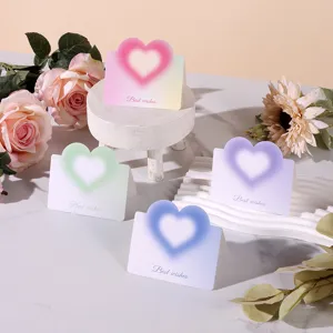 Detailansicht verträumter Herzkarten mit bunten Farbverläufen und Best Wishes Text